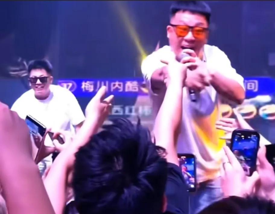 四川芬达这两个男人还是挺有本事，既然线上不让他们玩，他们就接线下商演，而且现场的