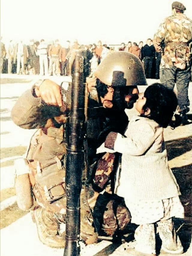 两伊战争时期（1980-1988年），一名伊朗士兵奔赴前线前和年幼的女儿吻别。两