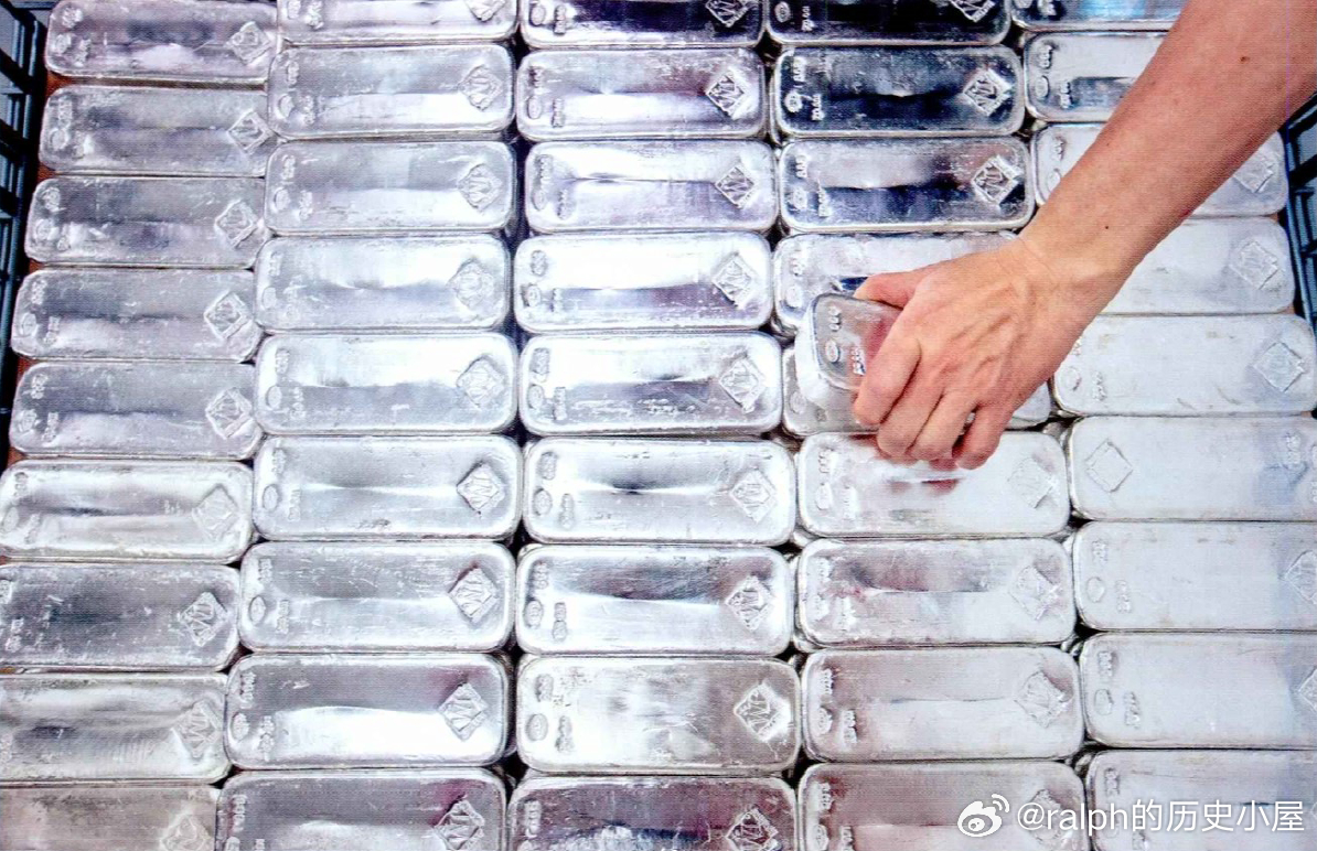 2014年3月20日新加坡一家金库里堆放的银条历史影像