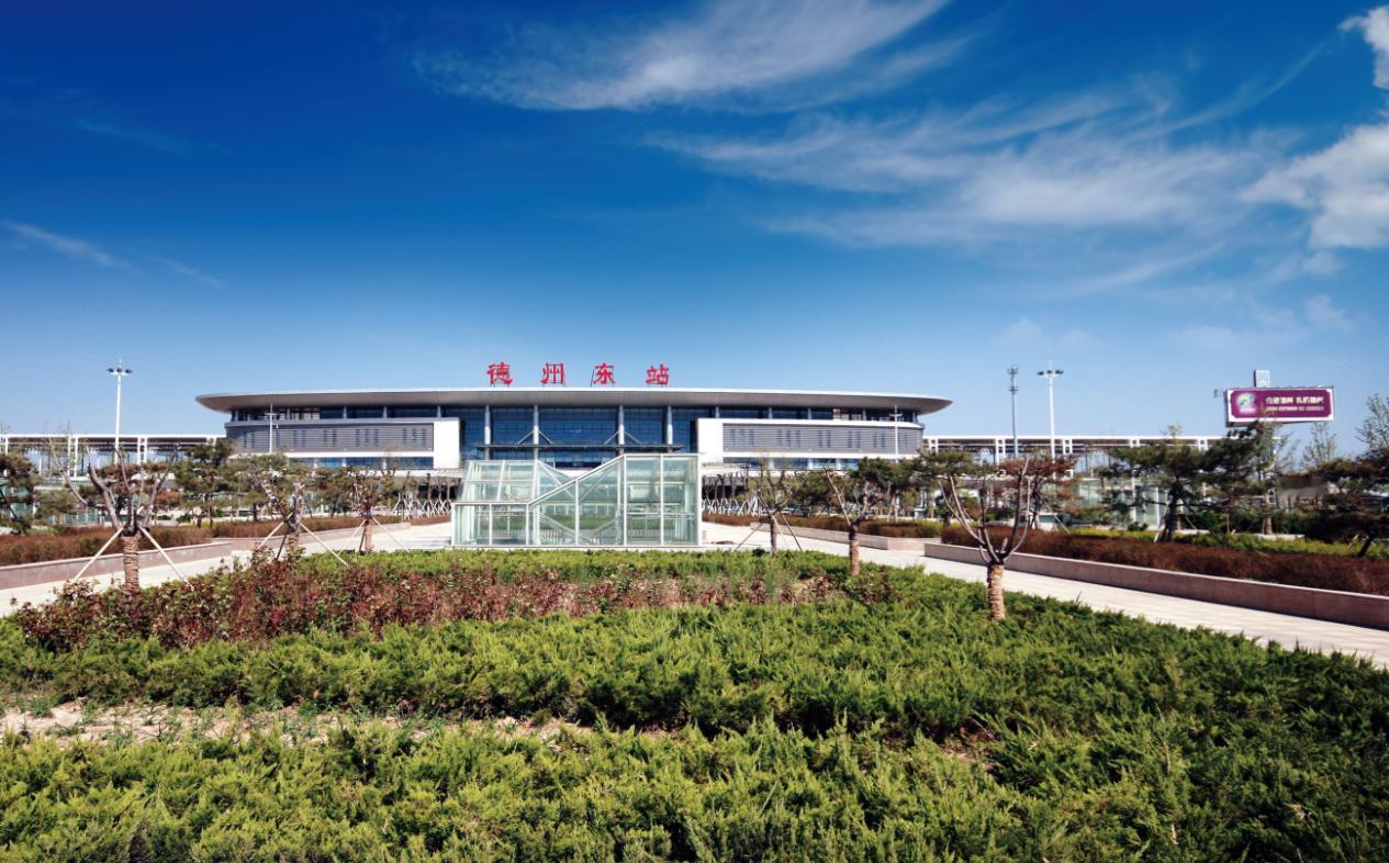 【德州东站，线路归属两个工务段】
 
德州东站，京沪高铁与石济高铁在此交汇
。但