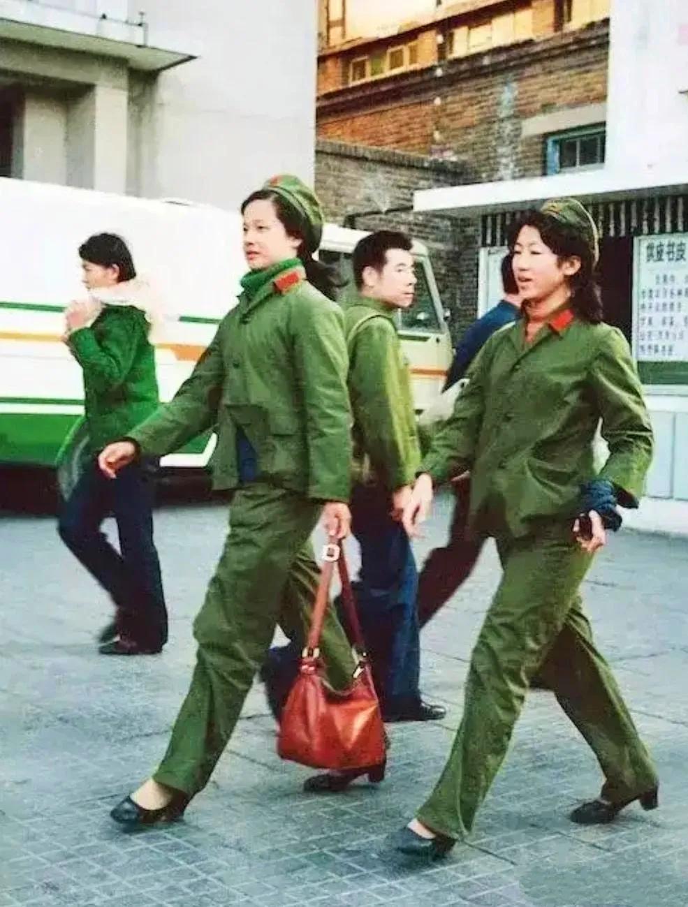 70年代，大街上两位身着65式军装的女兵，吸引了众人的目光。

那个年代的女性能