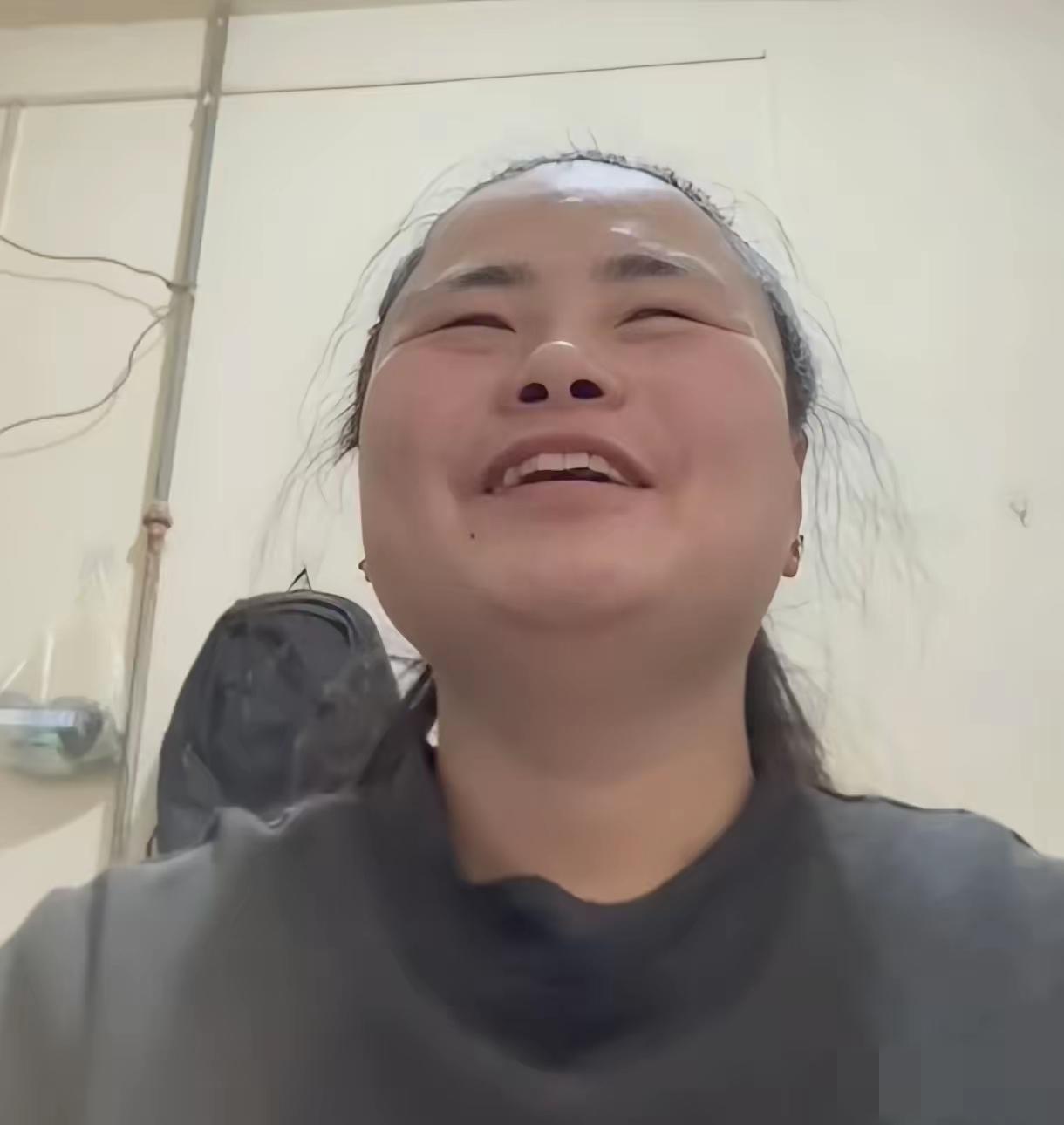 这下好了！带导盲犬爬泰山的王营营终于道歉了，可这道歉听着真别扭，还说自己没错，芬