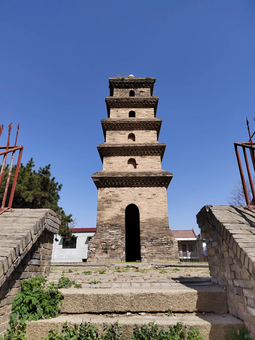 香积寺除了善导塔外，还有一座唐塔