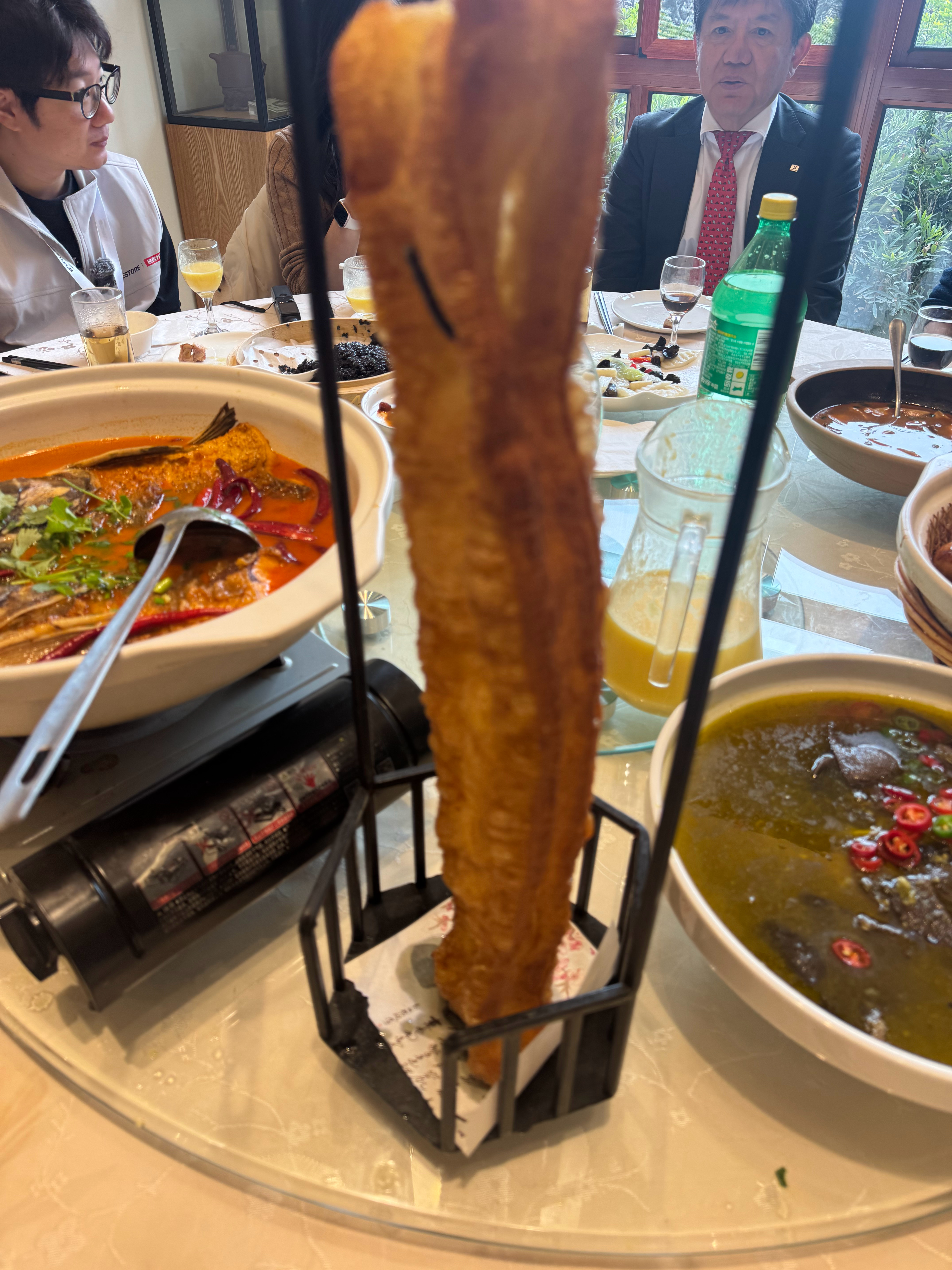 我在减脂呢，放我面前一个这么大的油条。拿这个考验干部？  好的，招了。 