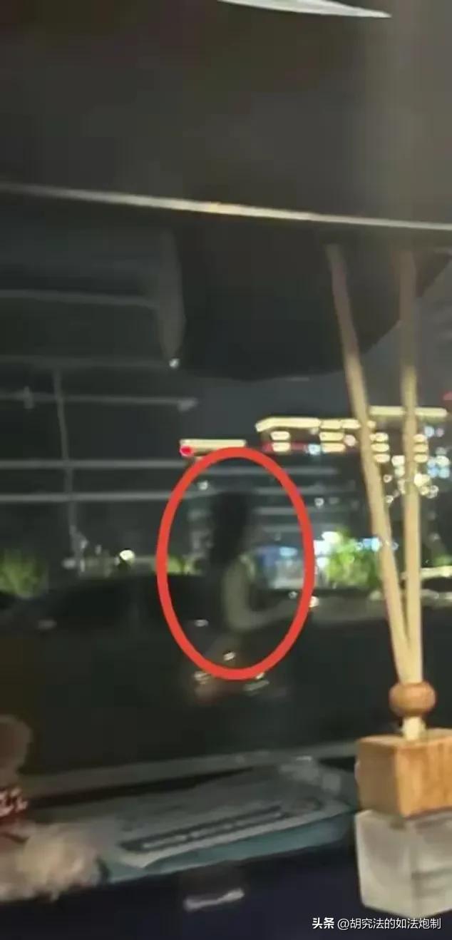 男性也要保护好自己！陕西西安，男子在更衣室换衣服时，被一误入更衣室的女子撞见。男