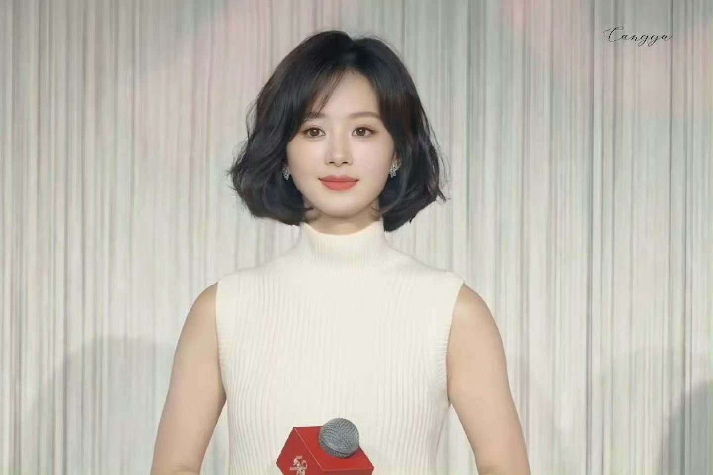 #赵丽颖说事业心又强了##赵丽颖飞天奖后首亮相#赵丽颖直播活动造型真的好美！短发