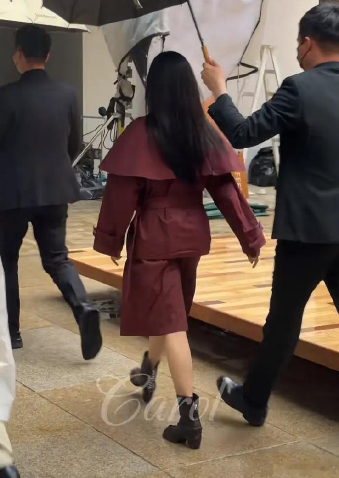 这套衣服简直就是在“坑”张婧仪，完全没把她的状态衬出来。 