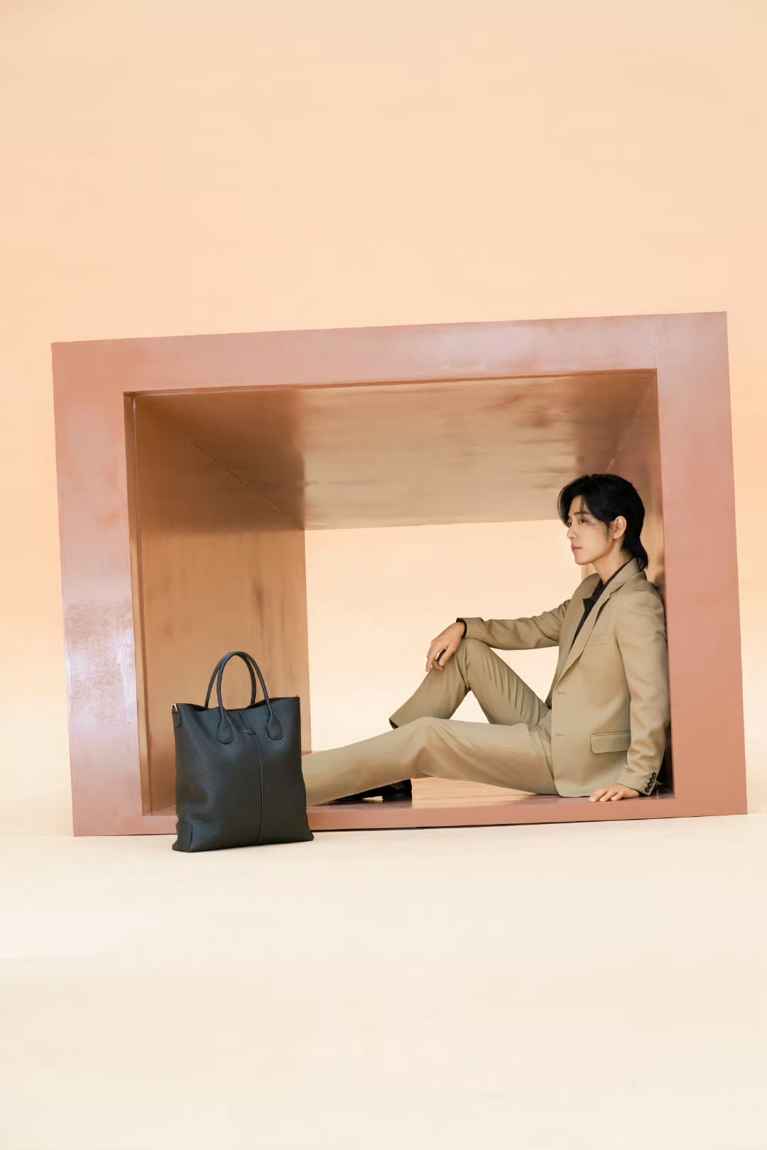 #肖战工作室九宫格营业#一大早就被肖战的九宫格帅醒了，营业得刚刚好，不多说了已经