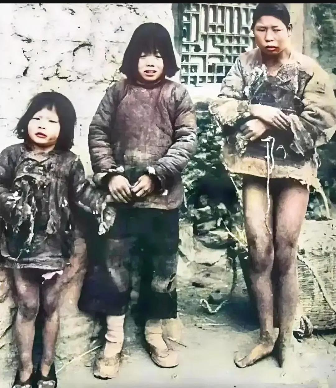 1939年，一户贫苦的家庭，住着三位姐妹，她们衣着褴褛，穿着的棉袄已经破损不堪，