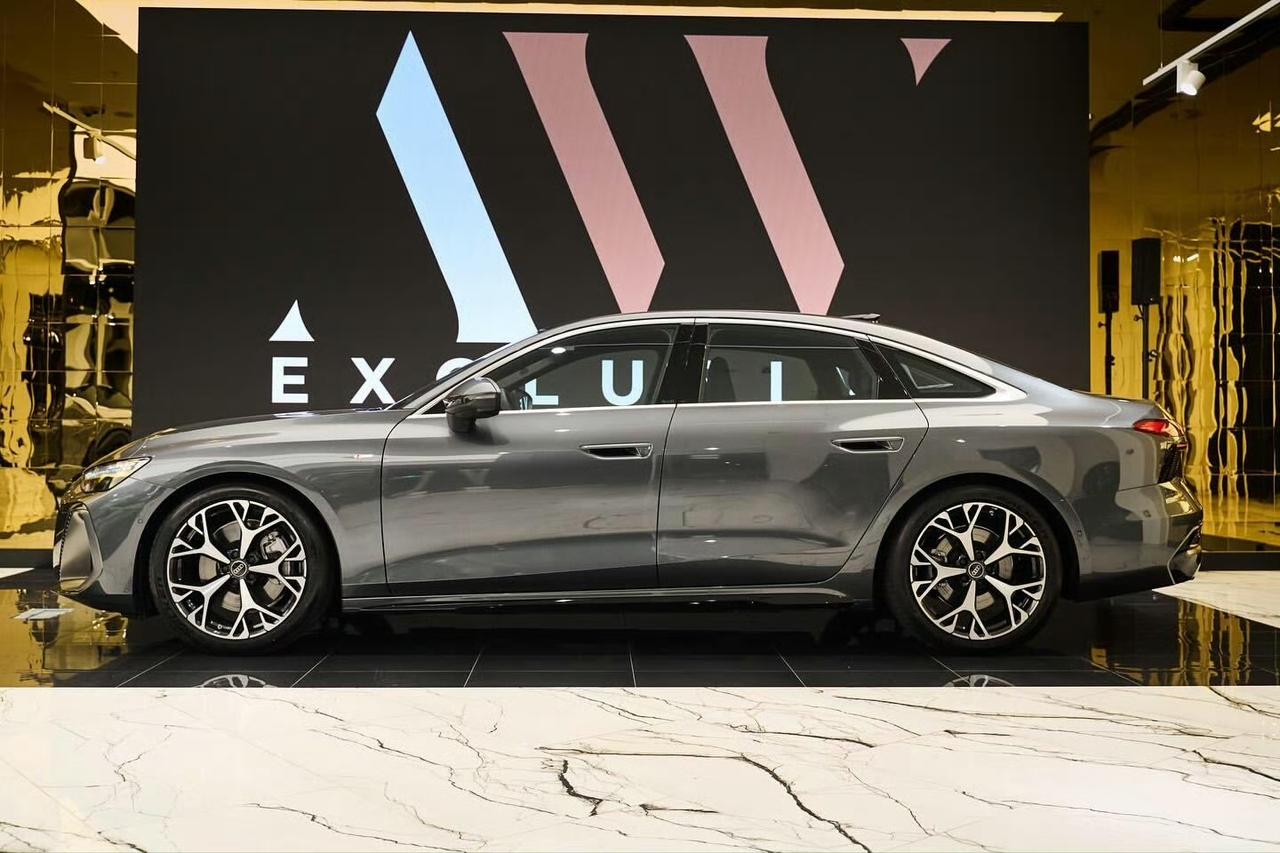 全新奥迪A6无论是外观内饰的颜值，还是科技感与动力性能，相较于上一代均实现了升级