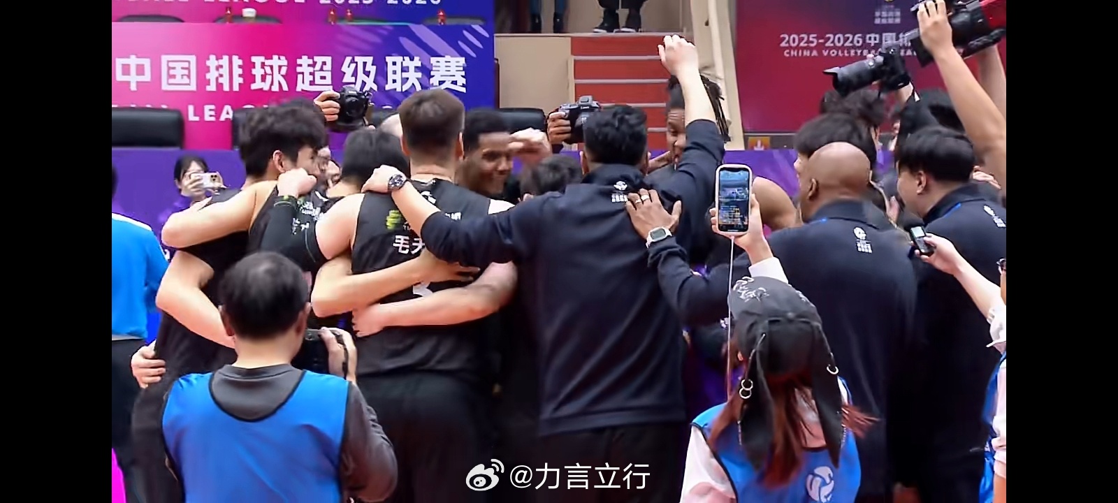 排超联赛 男排决赛首回合，天津男排3比2保定男排，决胜局上来就5比0领先，连续两