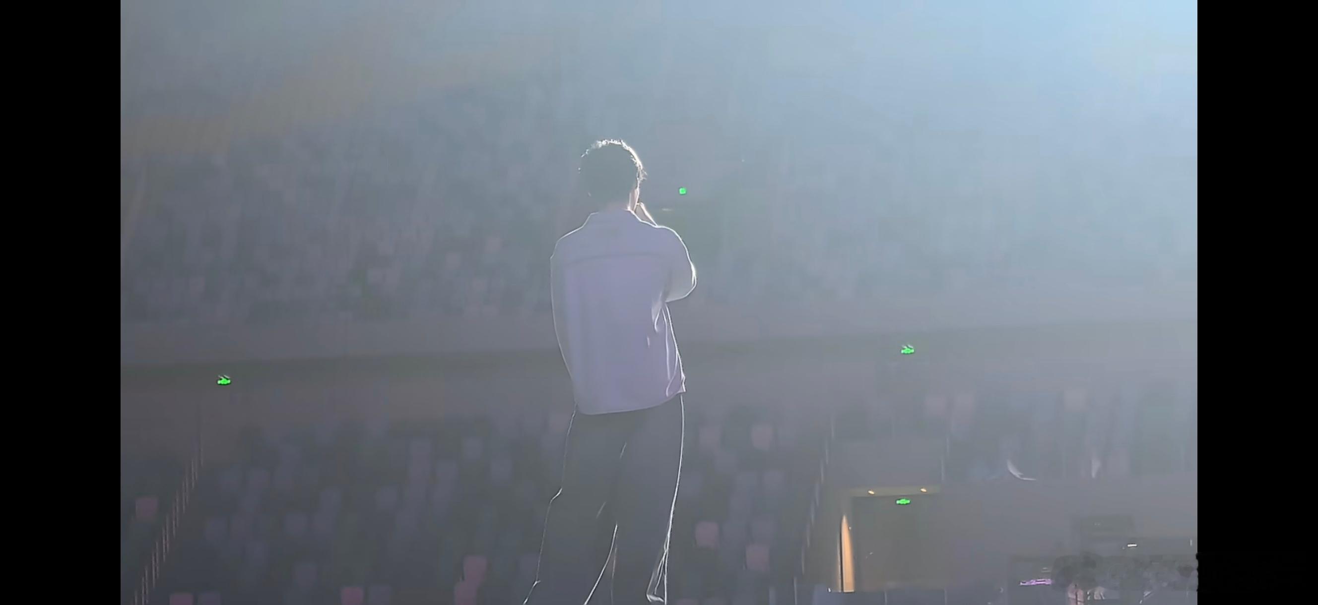 张真源演唱会幕后记录 沉浸式走进张真源演唱会后台，视频留存珍贵画面。褪去舞台光芒