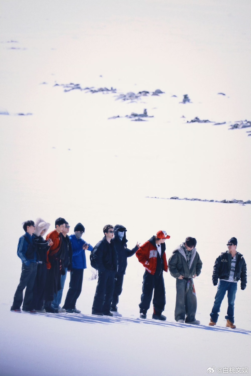 何浩楠说十个勤天互发消息但不回何浩楠曝十个勤天私聊状况 何浩楠说现在十个勤天像家