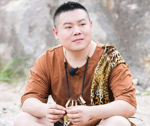 岳云鹏看望渐冻症抗争者蔡磊岳云鹏请蔡磊全家听相声蔡磊真的太伟大了，身体被病痛困住