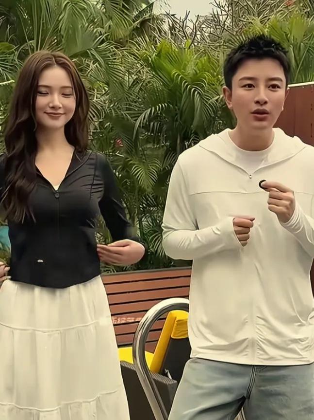 贾乃亮直播间新助理神似李小璐，弹幕炸屏 5000 万话题陷争议
双十一购物季的明