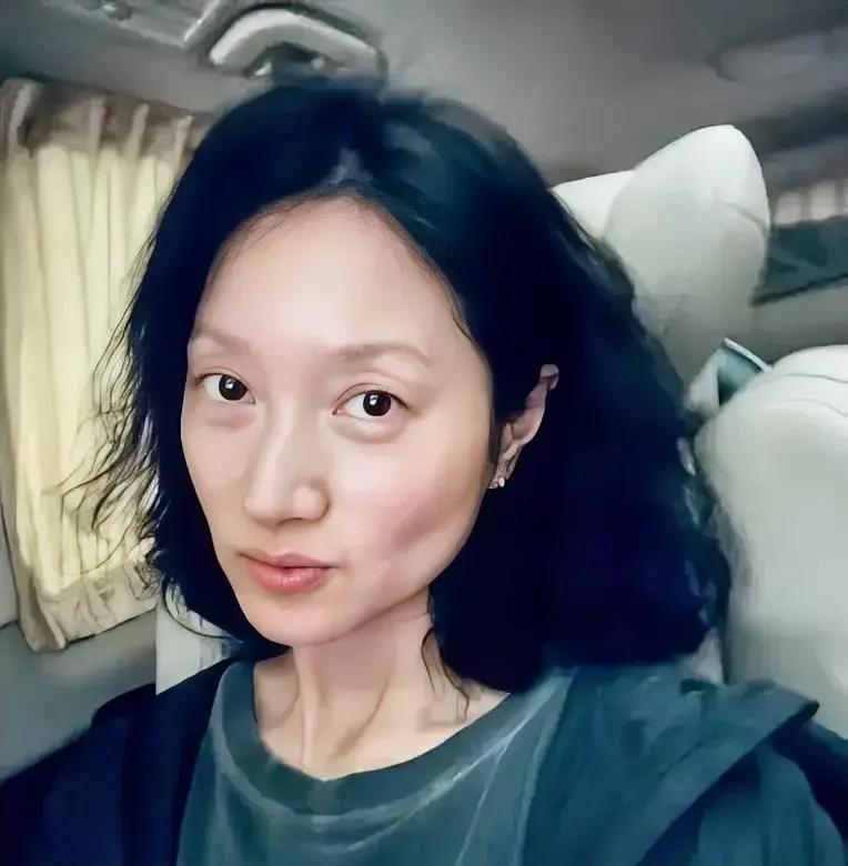 女人还是要多爱自己一点，沈佳妮如果是开心的，作为明星，40岁有这么憔悴吗？相由心