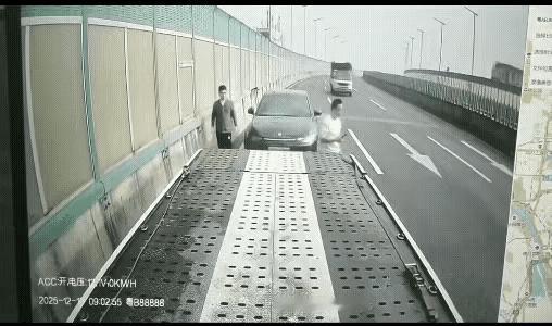 这救援人员不专业，虽然只是快速路，故障车后面也要放置警示牌、雪糕桶之类的。这下不