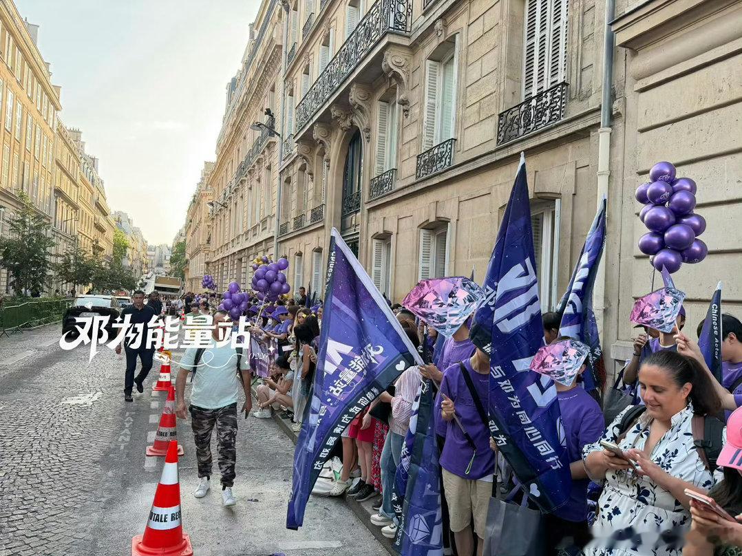 邓为巴黎时装周人气邓为秀场人气谁懂在巴黎还能有这么多人来为邓为应援的