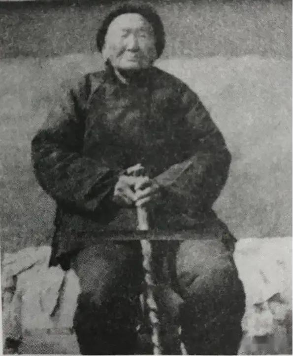 1941年，，一位老妇人主动请当汉奸的侄子吃饭。突然，她神秘兮兮地说：“孩子，帮
