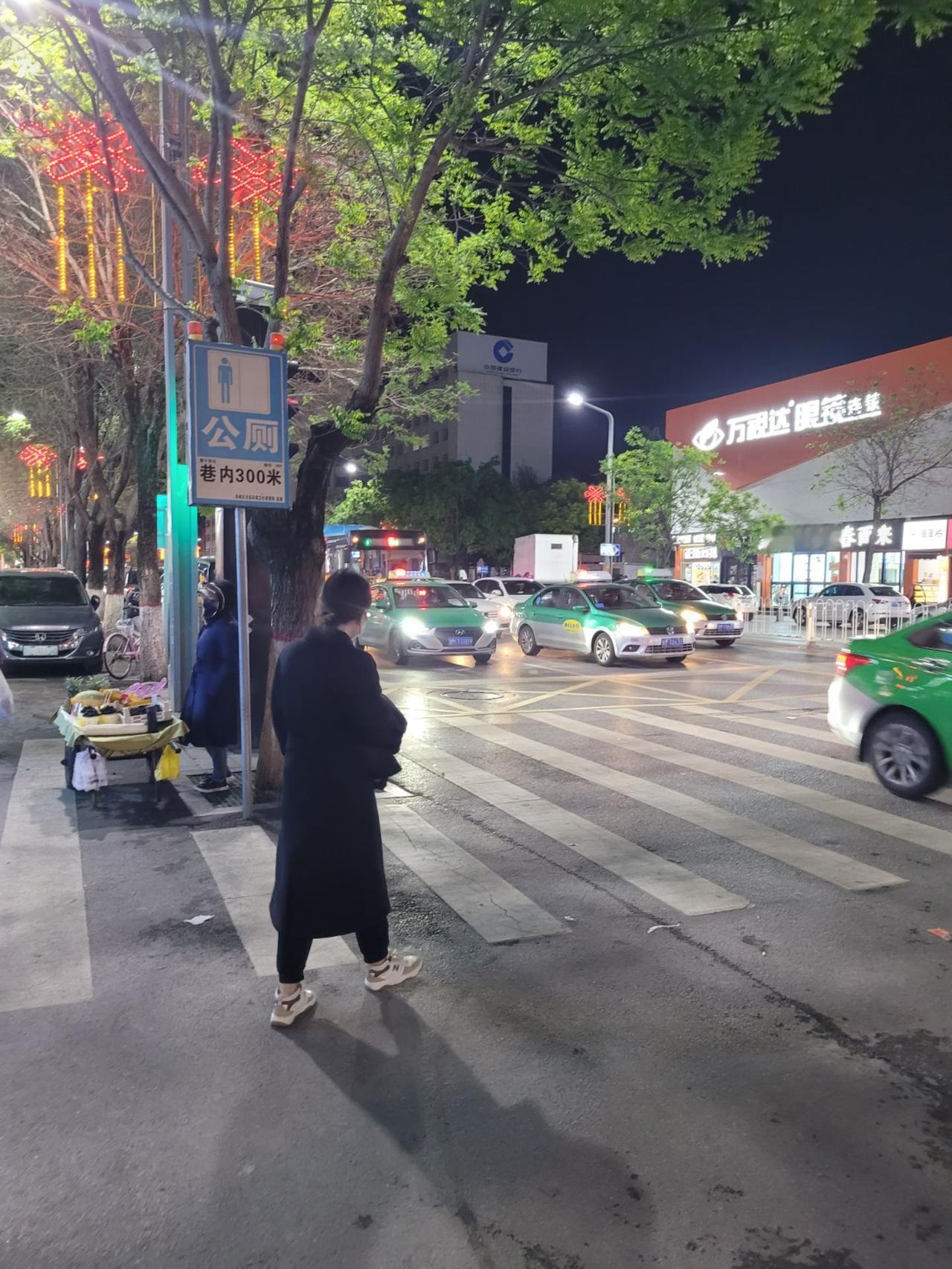 在火车站，很多人遇见过自称困难的人要借钱返乡，很多人都认为是骗子，而我，我选择了