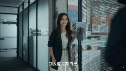职场讨好型人格连提袜子都看眼色 开播的新剧引发了观众对职场问题的讨论。吴秀雅的故