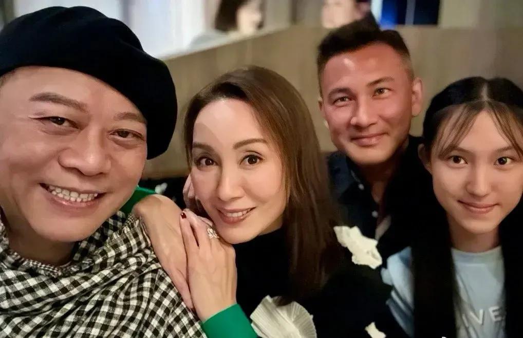香港演员欧阳震华外出吃饭偶遇林文龙一家，三位优秀的港星合影，满是回忆！在那个港剧
