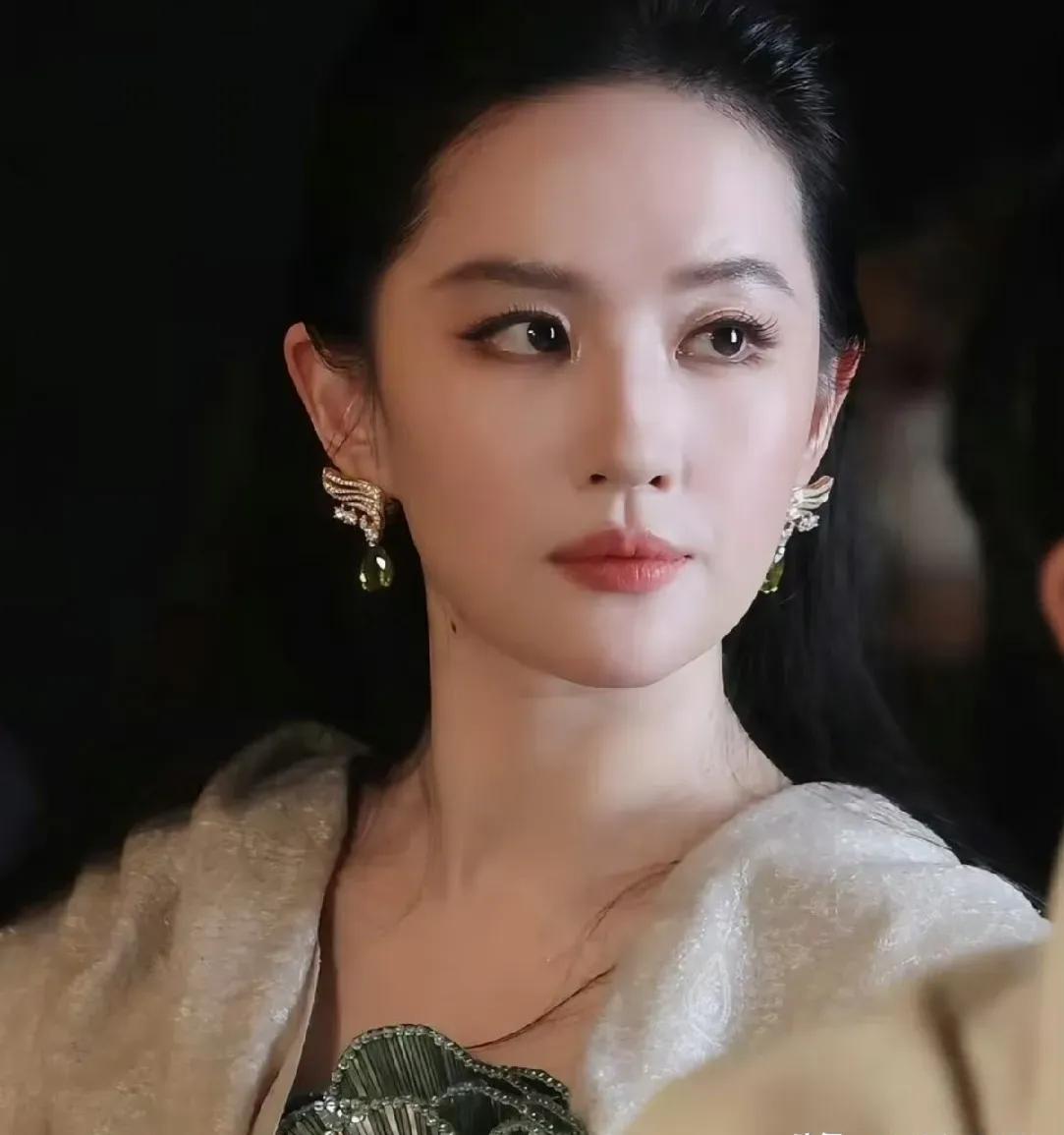 我闺蜜在上海见到了刘亦菲icon，回来偷偷跟我说，以后别再说刘亦菲是美女，你是不