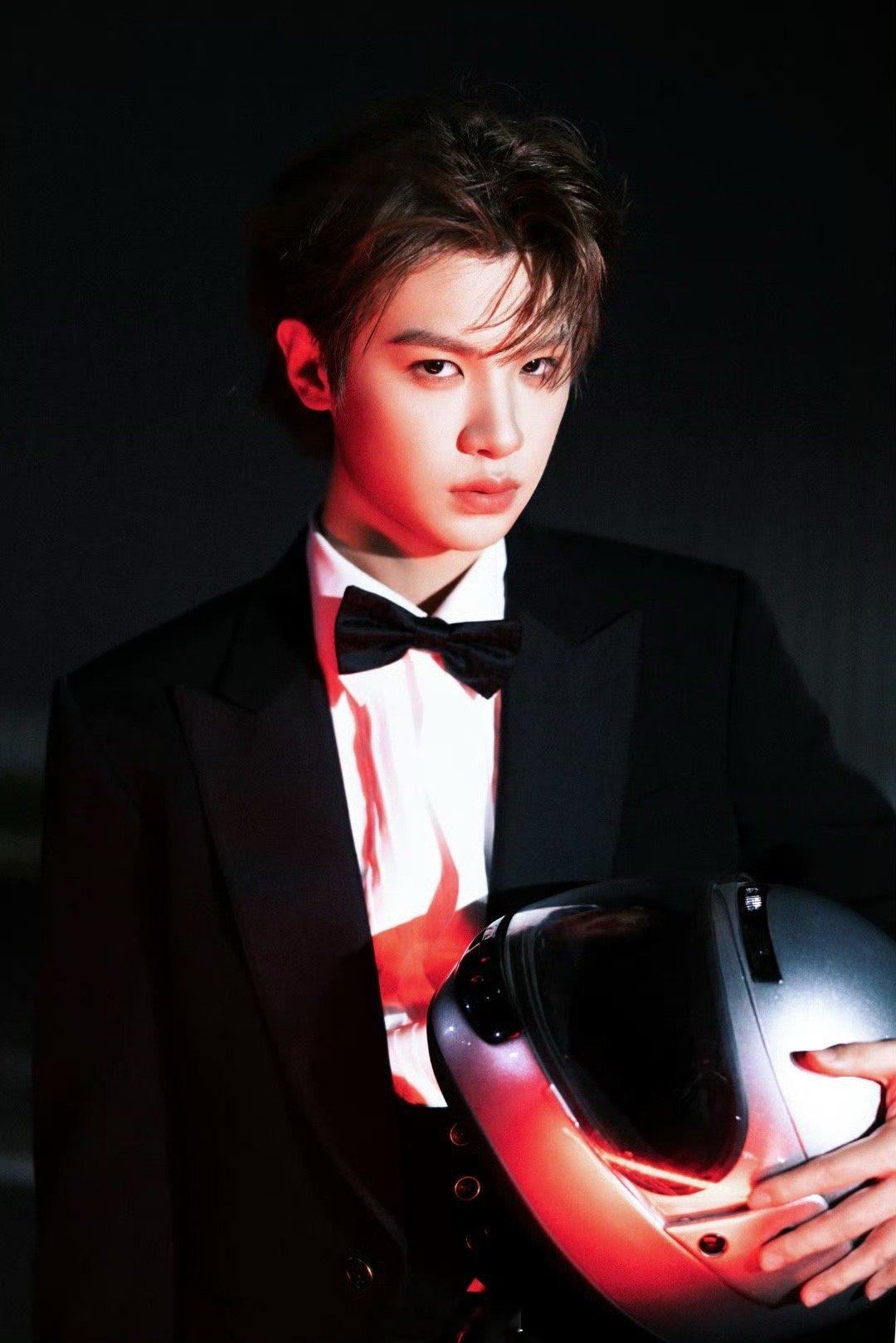 黄明昊奇遇夜战损机车风大片[打call]在逃新郎，谁是你的新娘，太帅啦[哇] ​