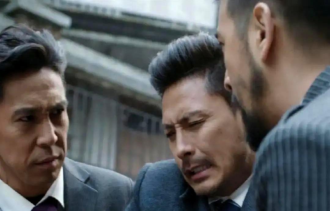 耗子本来该一枪崩了鬼子，却在扣扳机那刻把枪口压下三寸，子弹钻进自家兄弟的胸口。鬼