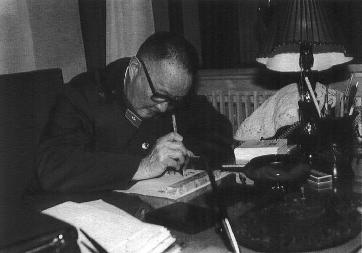 洪学智在办公室里。