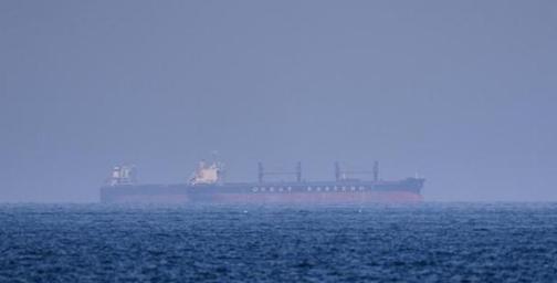 美军太狂了，直接朝伊朗的船开了枪，本来想硬欺负人家，结果伊朗那边的人来得特别快，