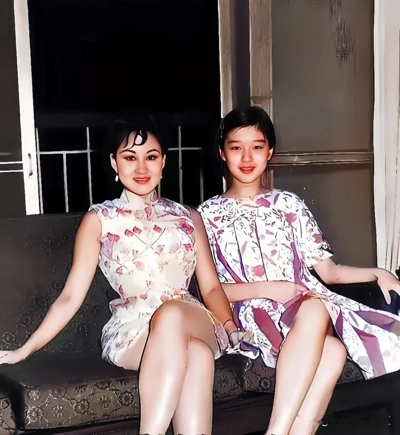 这是一张拍摄于1968年的老照片，左边是时年15岁的胡因梦，右边是当时最红的台湾