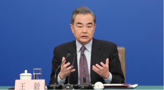中国外长王毅，当着波兰的面，直接撂下了一句狠话：“为虎作伥，只会损害自身利益”！