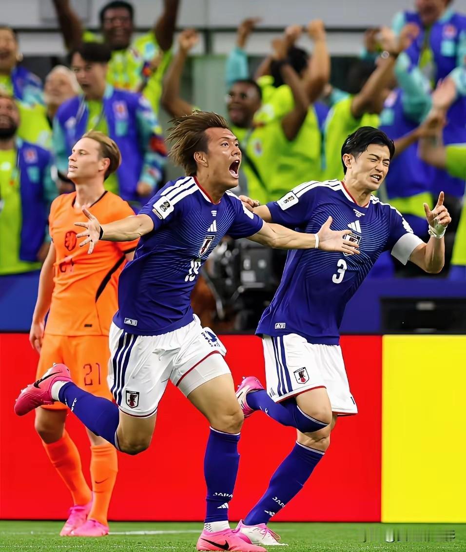 一定要把世界杯带回日本！日本队在本届美加墨世界杯首战中以2:2逼平荷兰队后，日本
