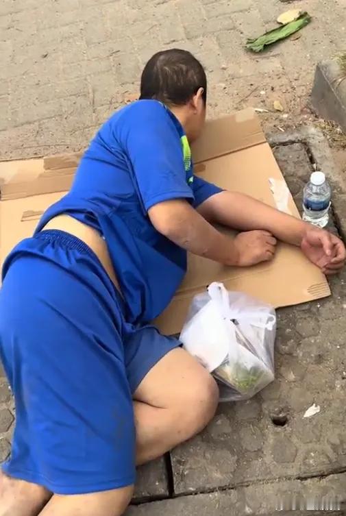 福建小伙在柬埔寨街头流浪，被打致身上多处伤口，精神受到重创，反应迟钝。事情曝光后