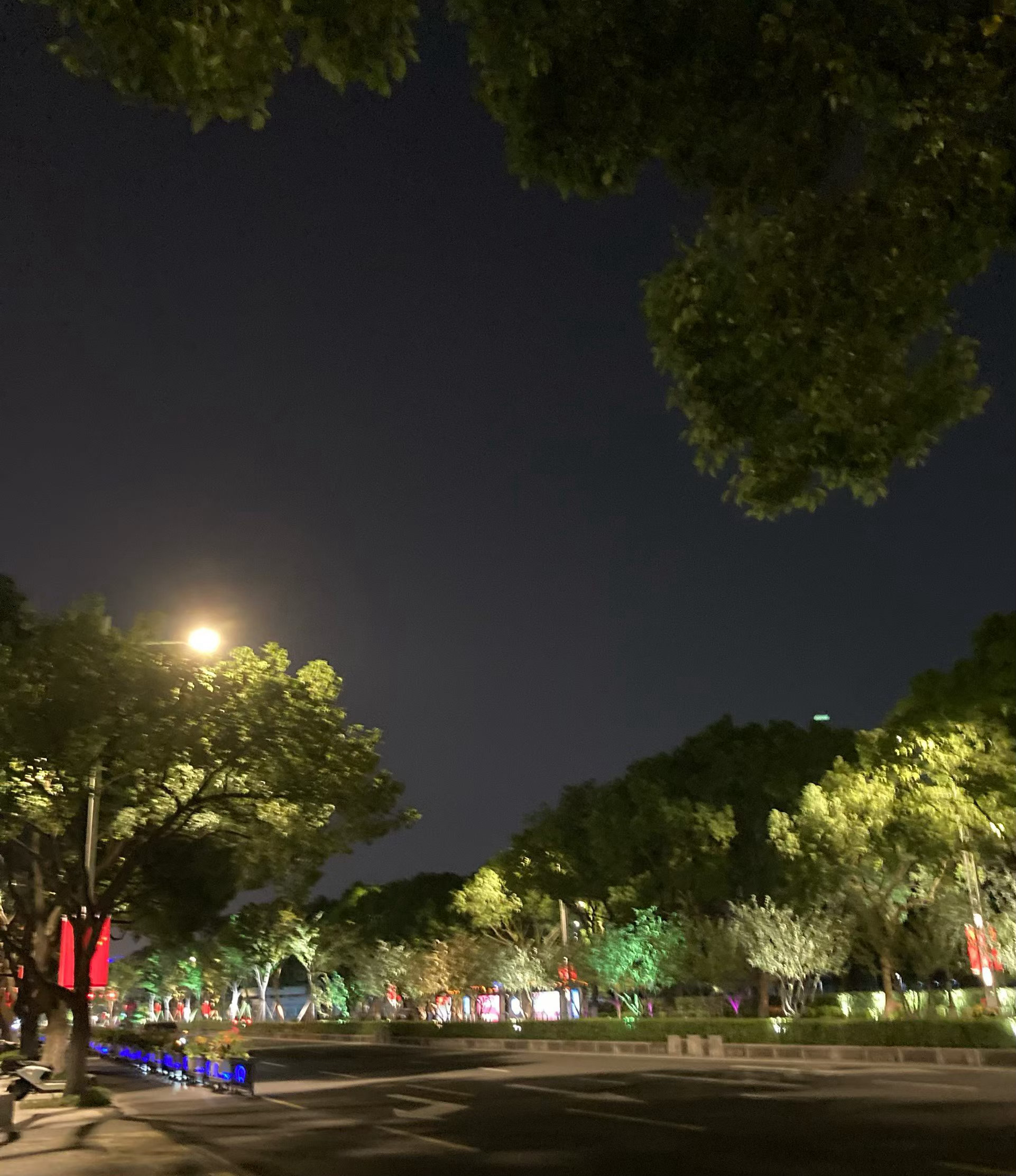 夜色漫街，暖意融融🇨🇳 ​​​