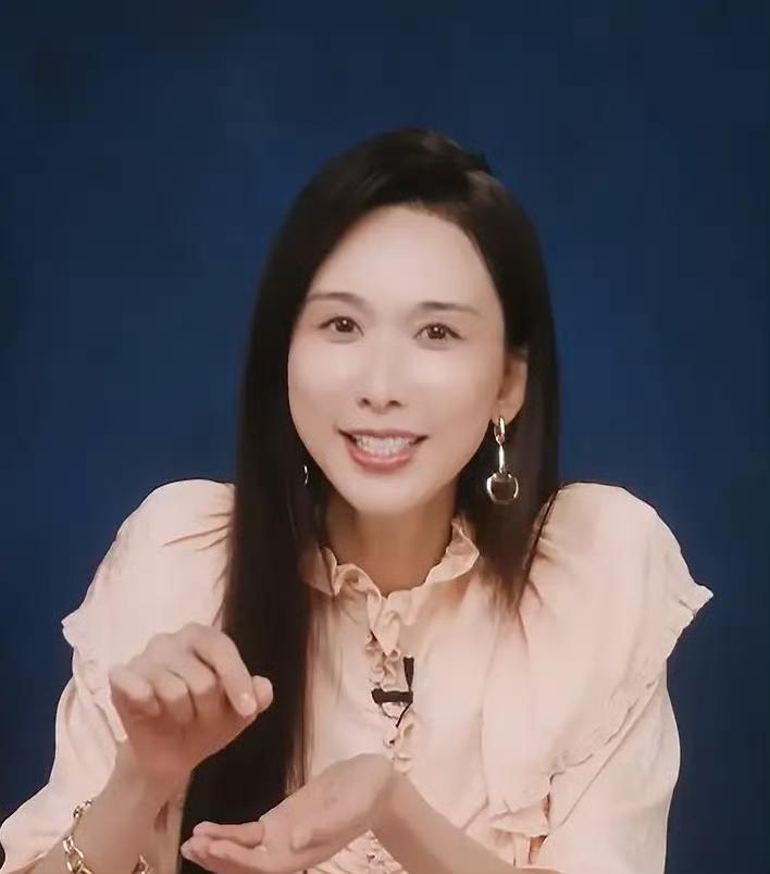 哎，昔日大美女明星，
如今快认不出来了。。

林志玲年纪上来了后，这种面部结构的