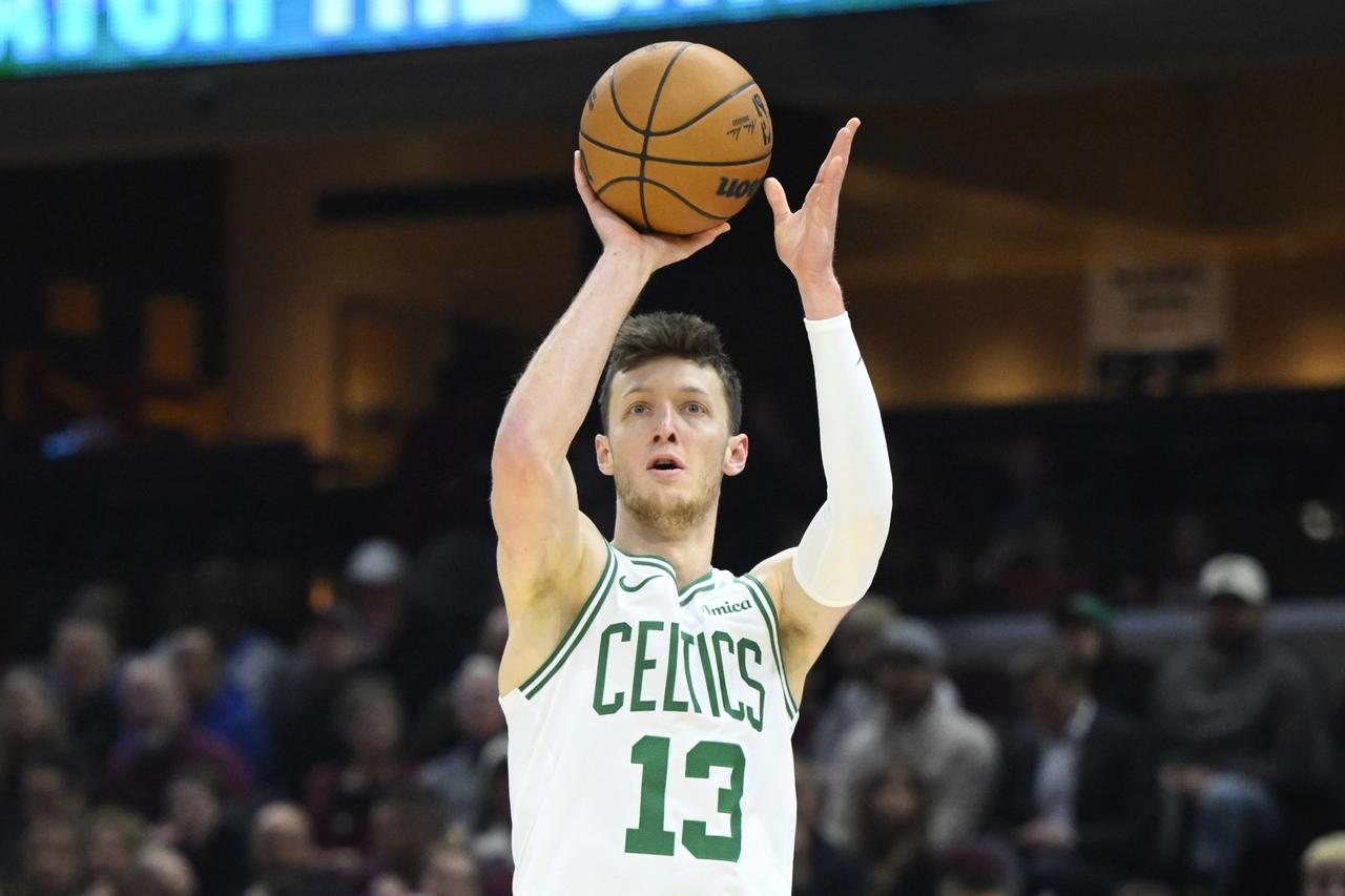 据ESPN记者沙姆斯·查拉尼亚报道，夏洛特黄蜂队与德鲁·彼得森签下了一份双向合同