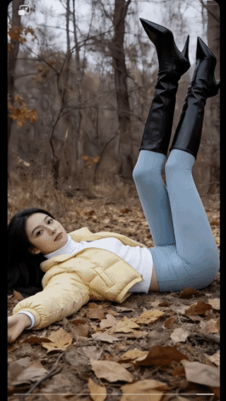 视觉冲击力超强！
艳丽纯净的美女
与昏黄树木落叶形成极大反差！