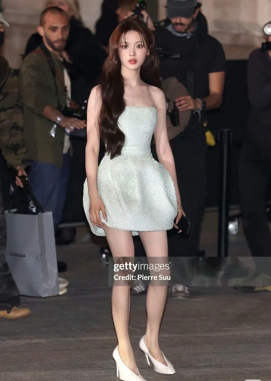 杨超越长相倒还不错，就是眼神缺了几分灵动 