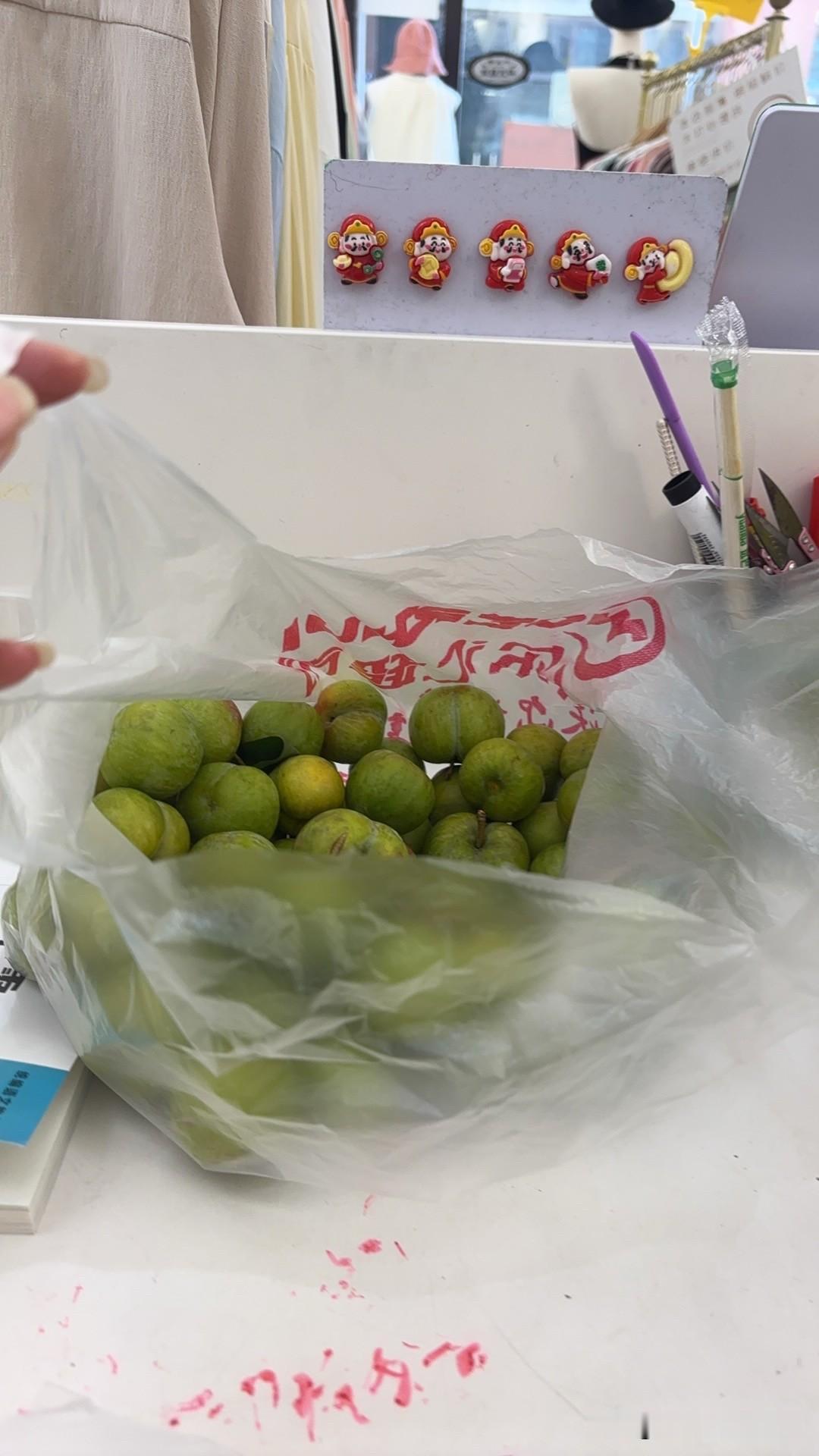 突然想到在抖音上做短视频，以前就是拍拍衣服，好像流量也不行，经常打广告抖音也会封