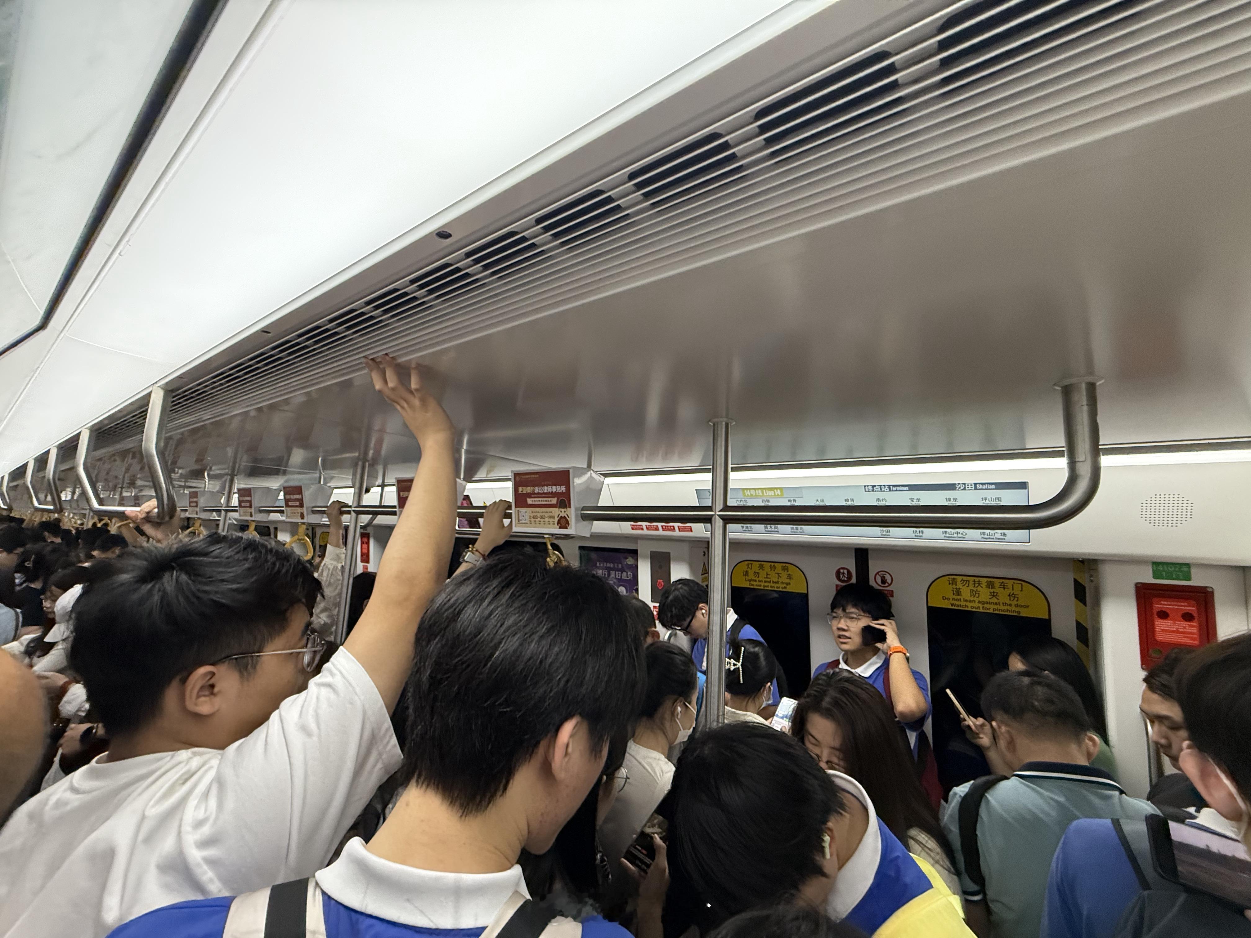 深圳周五的晚高峰。真是太恐怖了[允悲]好多人等好几辆地铁都上不来[允悲]  