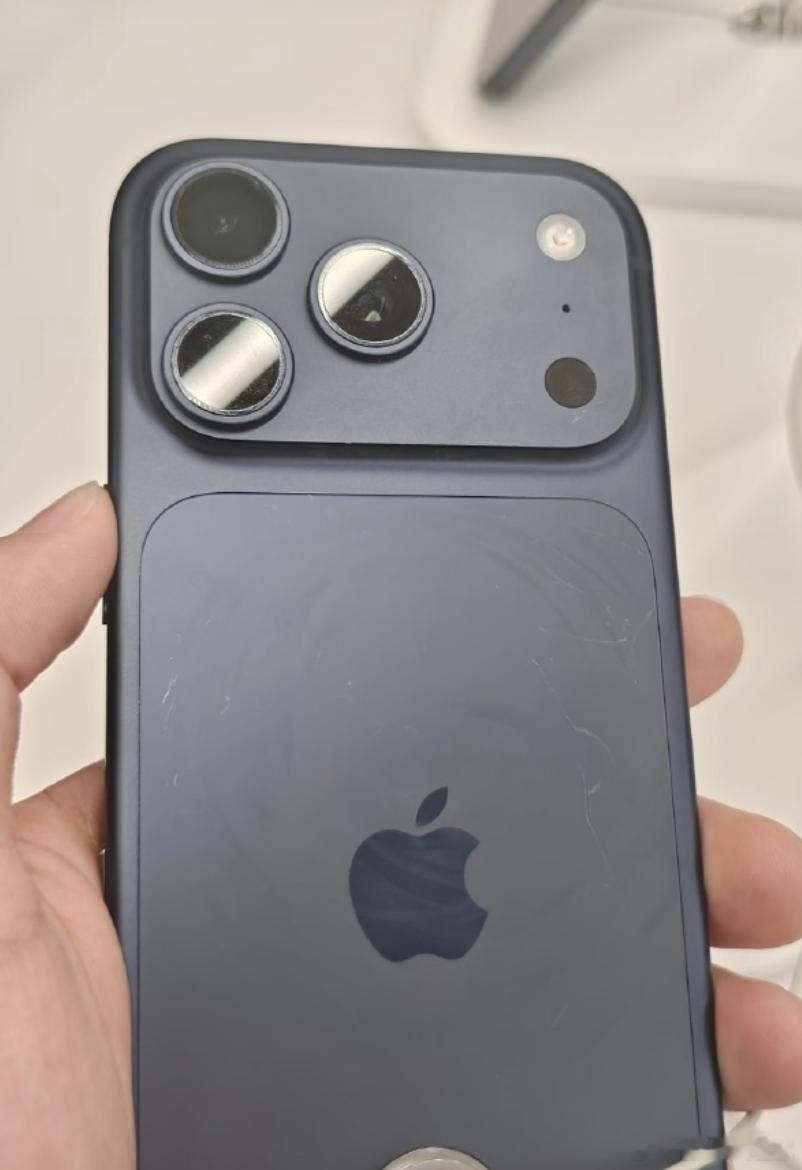 iPhone17Pro线下展出真机已满身划痕 这又有什么关系呢？到目前为止，我就