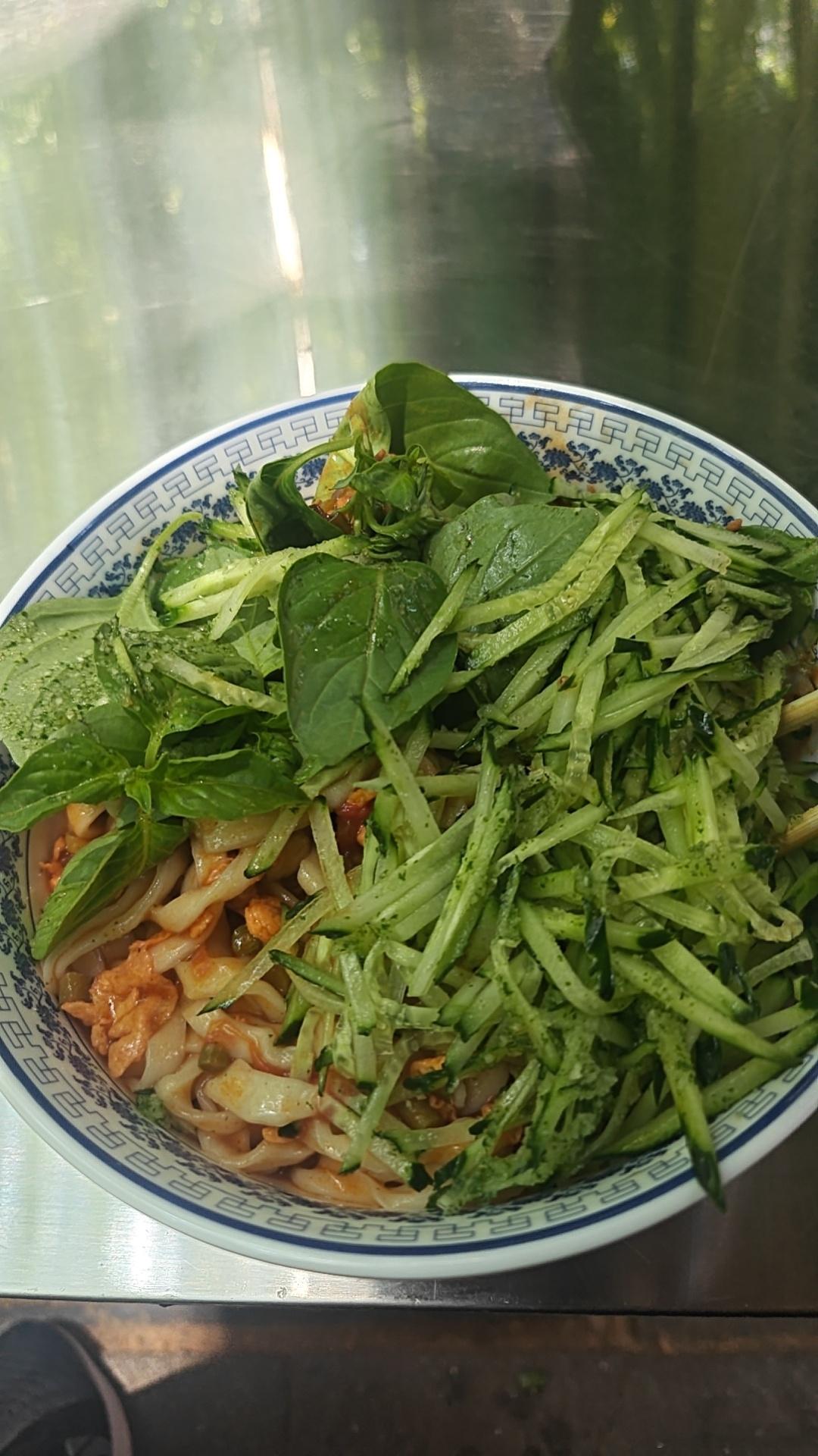 河南的夏天就是捞面条的季节，必须得配上荆芥