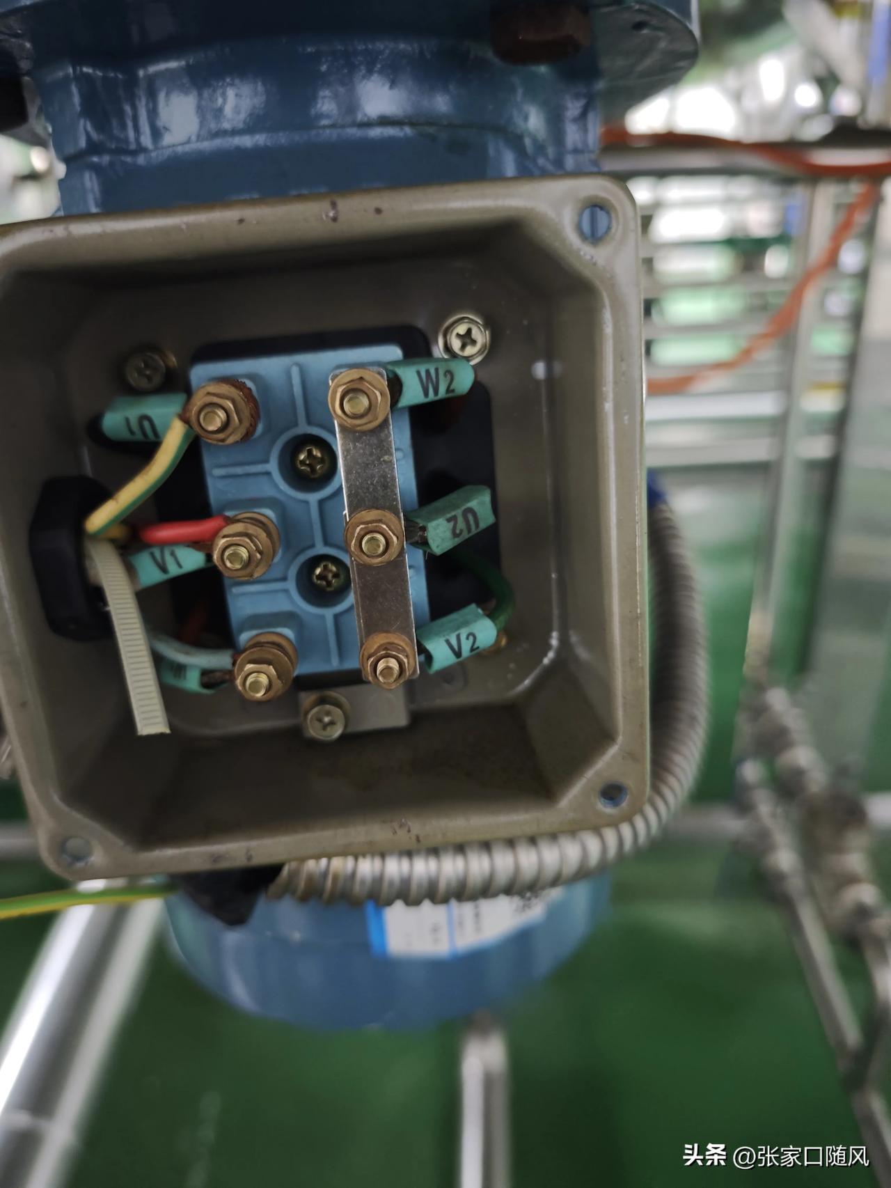 昨天同事问我你知道电机星角接法，我说知道啊。他说你看这个什么接法，我说这个是星形