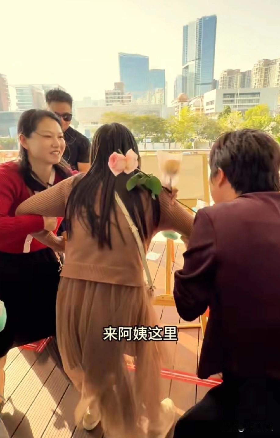 红姐是抢不过阿姨的，不管是口碑还是力气，阿姨都略胜一筹。

金哥举办的这次翻身大