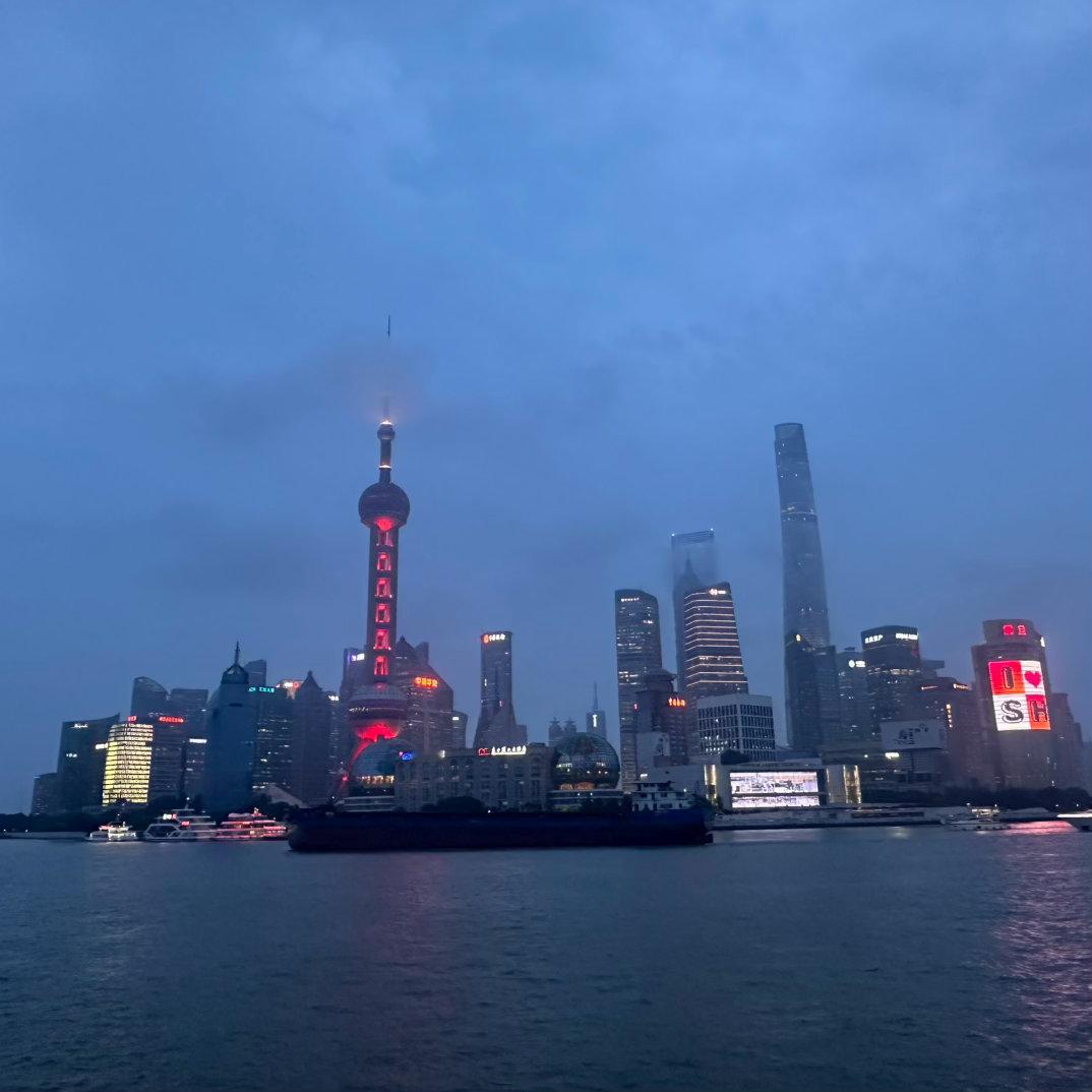 阳光信用  阳光信用 互动打卡 人生就像海洋，时而平静，时而波涛汹涌。保持内心的