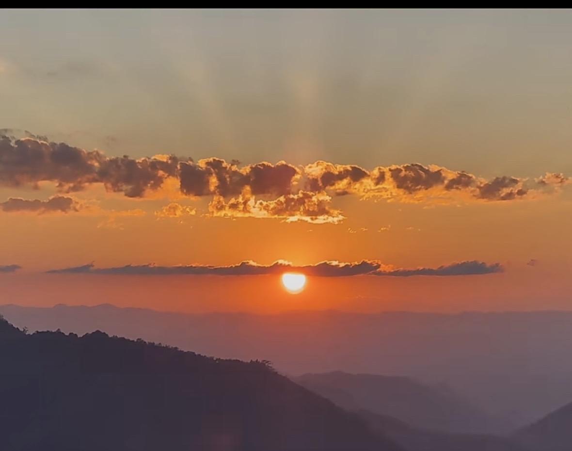 从相册上传 落日余晖映晚霞一抹夕阳美如画 每个人都在奔赴各自不同的人生