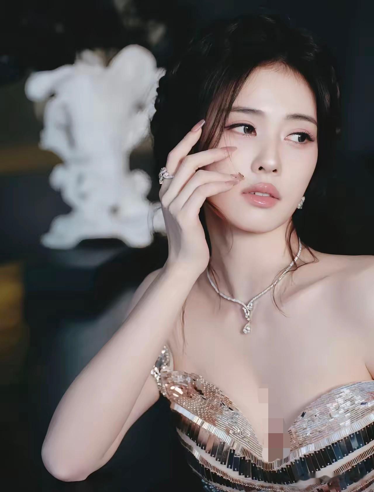 32岁的白鹿只要不触犯法律，
有没有演技已经无所谓，
因为她最大的优势不是美貌，
