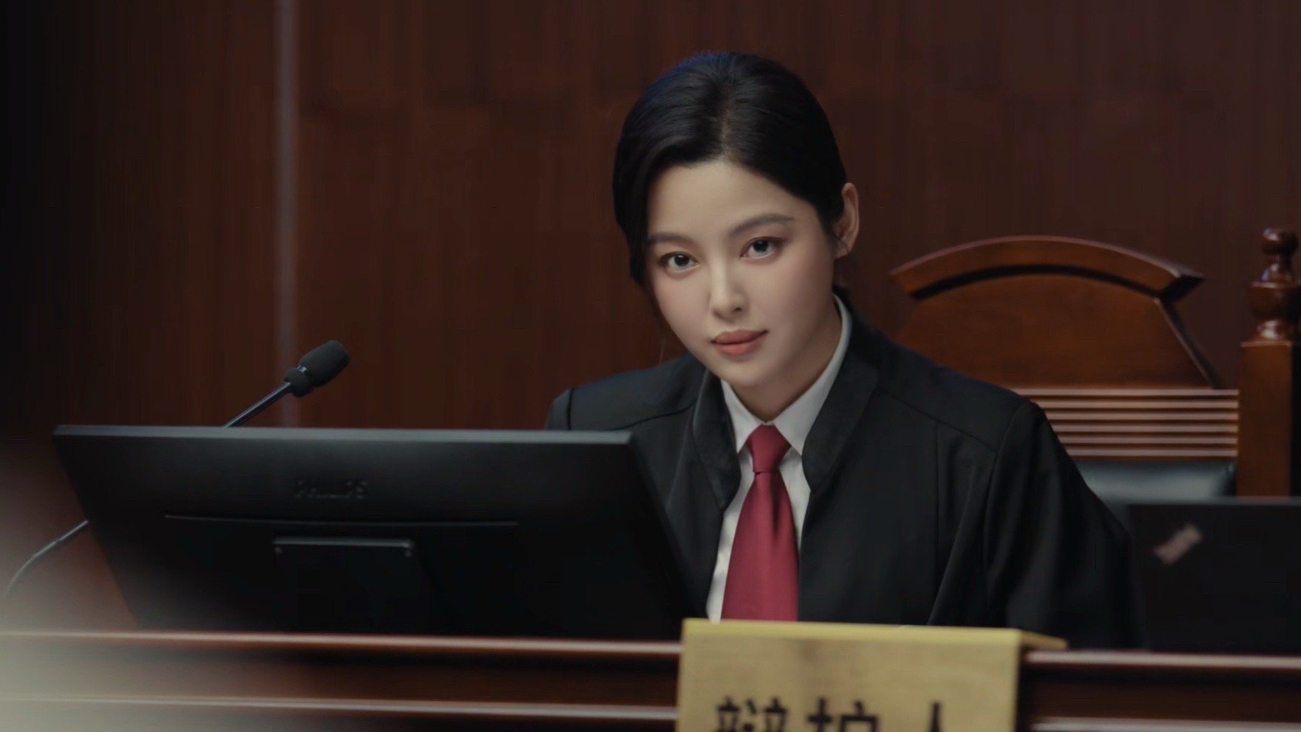 辛芷蕾把唐盈盈演活了 谁说职场剧女主必须是傻白甜？辛芷蕾演的唐盈盈，遇事不慌、维